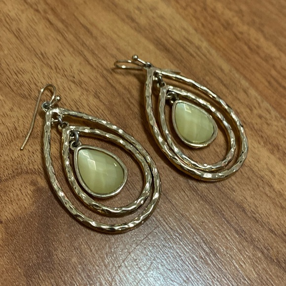 ❤️ Gold Tone and Stone Hoop Earrings NWOT - Picture 1 of 4